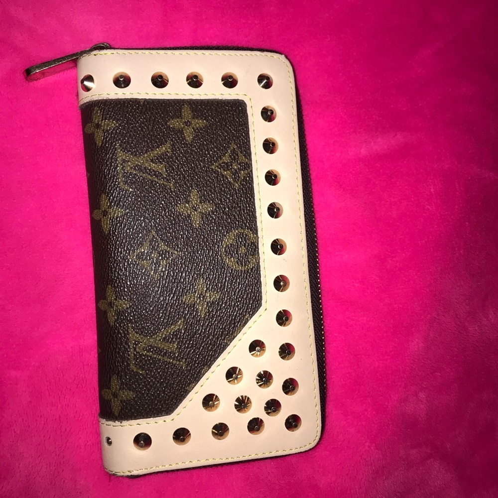 Not AUTHENTIC Louis Vuitton wallet